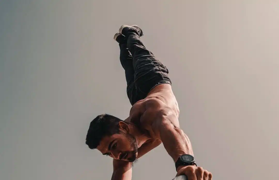 אליה בונן מדגים תרגילי רגליים