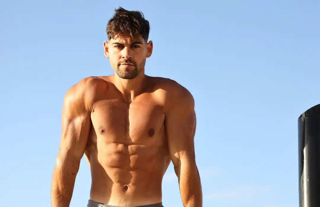 אליה בונן עם גוף שרירי לגבר